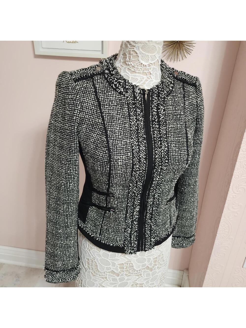 Flawless White House Black Market Blazer Jacket fitted 4 black white